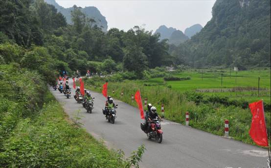 爱侣游七夕 摩旅行靖西